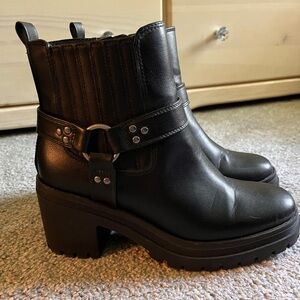 Women’s rubber heel boots